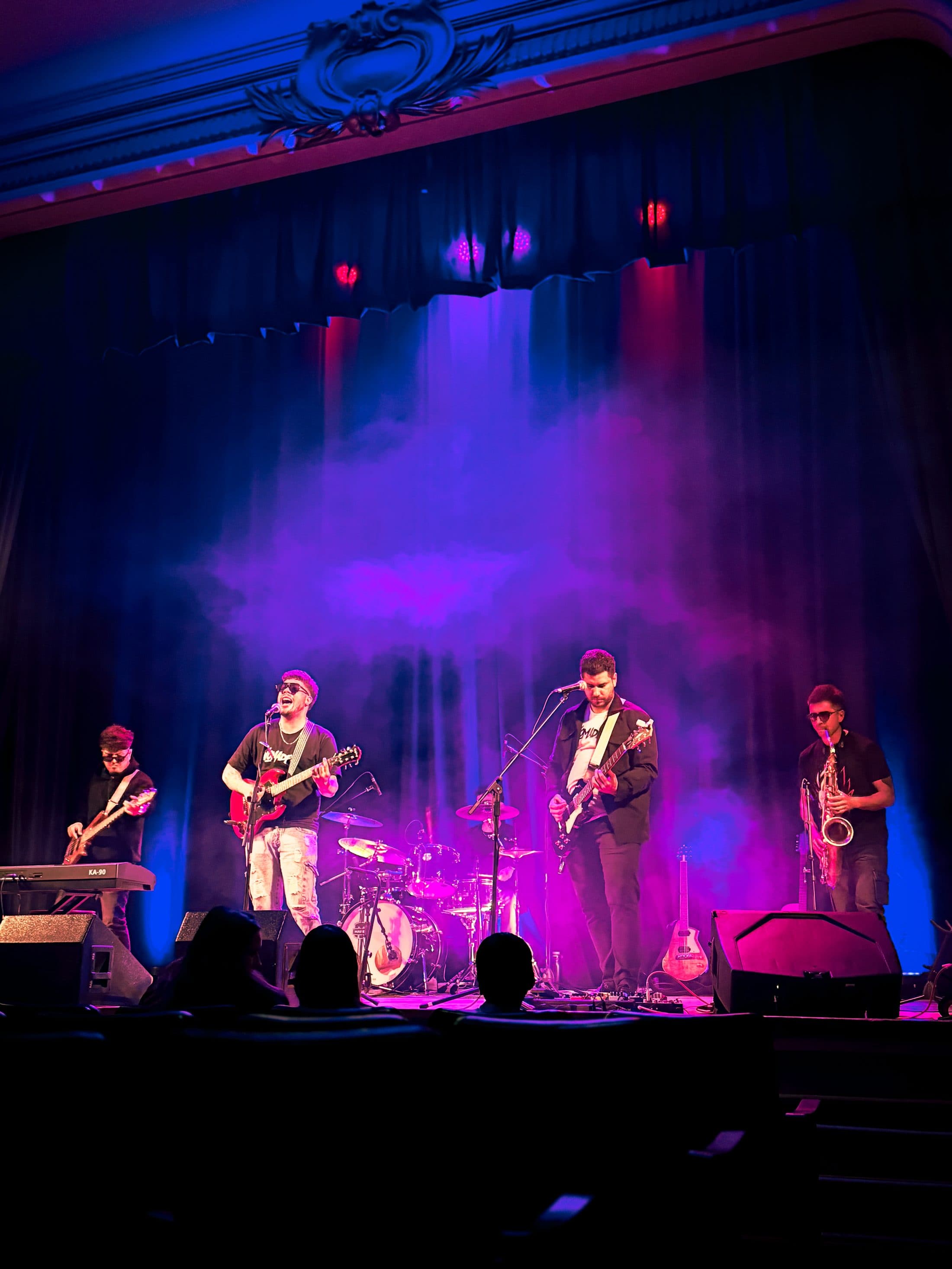 Nómades tocando en vivo, formación completa